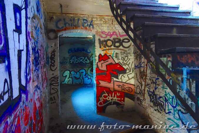 Mit Graffiti besprühtes Treppenhaus in der verlassenen Spritfabrik in Halle