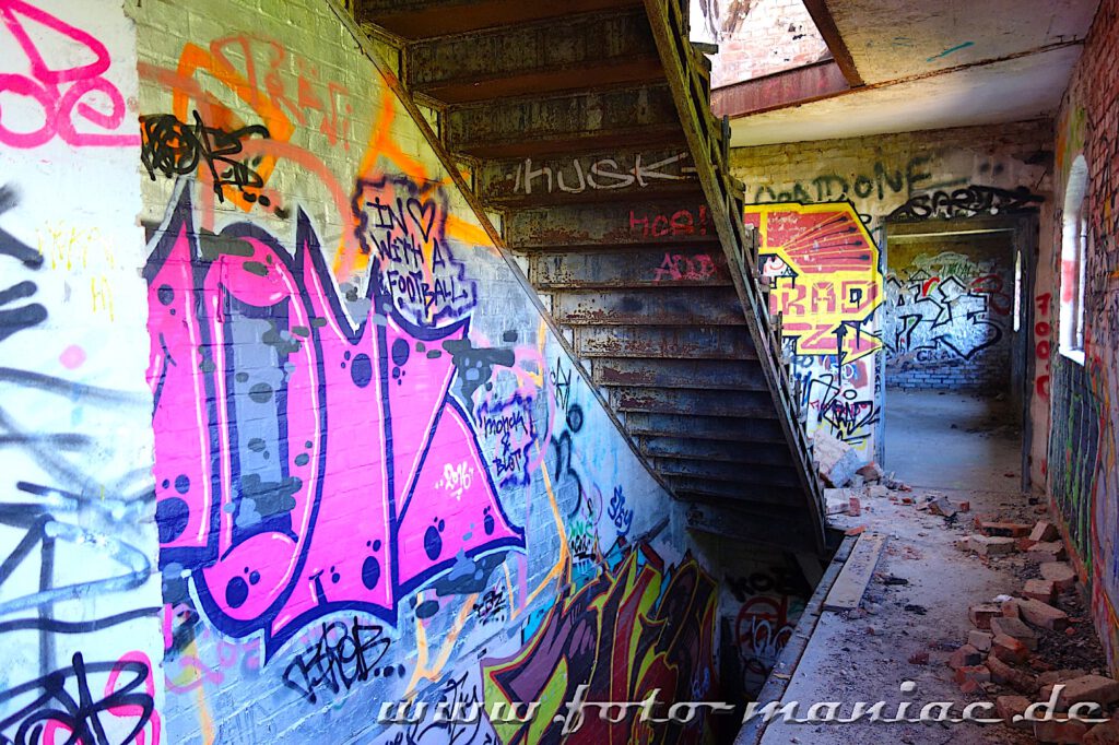 Treppenhaus in der verlassenen Spritfabrik in Halle mit vielen Graffitiwänden