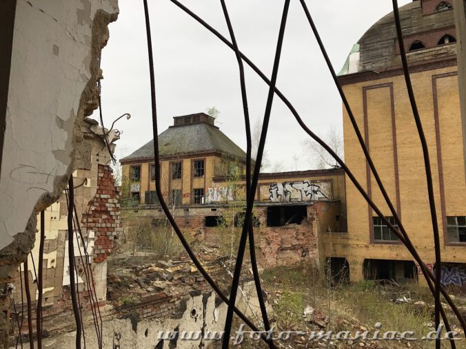 Blick durch Eisenbewehrungen auf die Produktionsgebäude der verlassenen Brauerei Sternburg