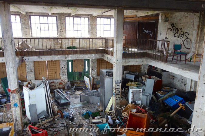 Blick in eine verhüllte Halle der verlassenen Brauerei Sternburg