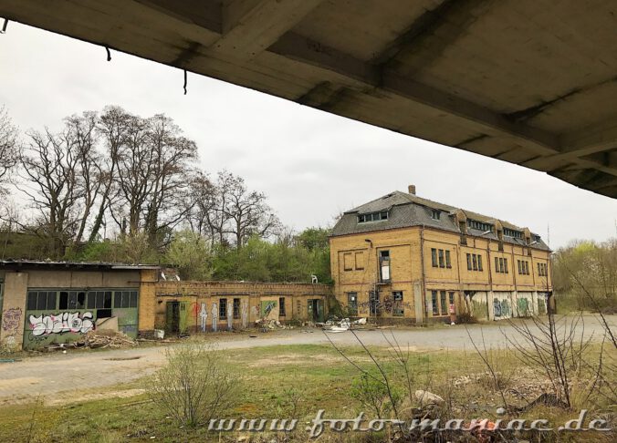 Blick von der Rampe auf ein Produktionsgebäude der verlassenen Brauerei Sternburg