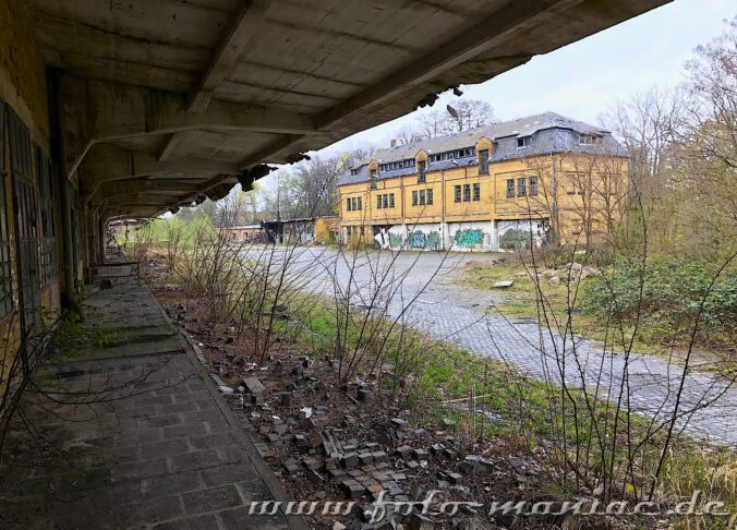 Blick von einer Rampe auf ein Gebäude der verlassenen Brauerei Sternburg