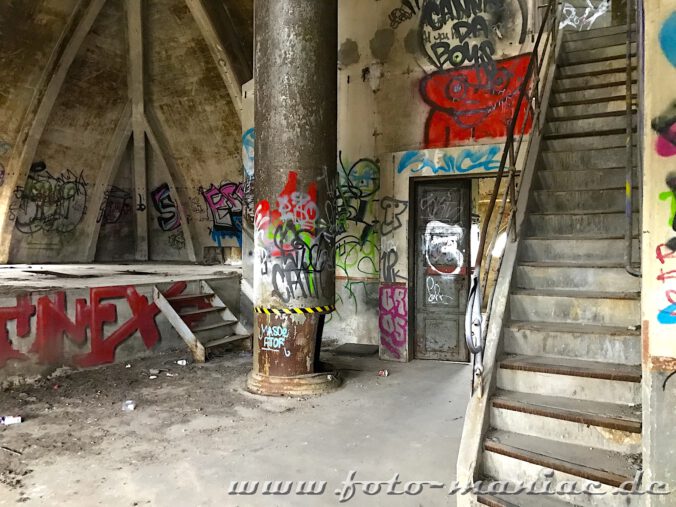 Treppe führt ins Dachgeschoss der verlassenen Brauerei Sternburg