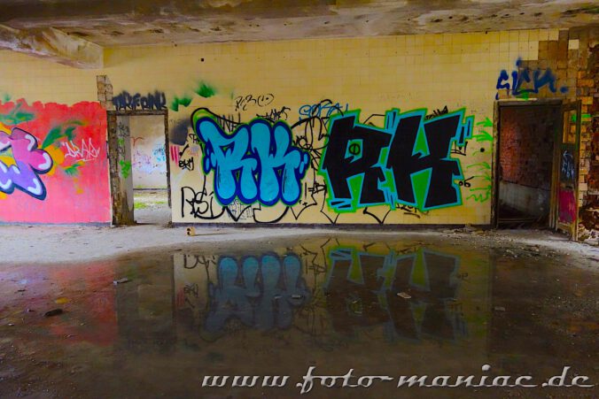Graffiti spiegeln sich im Wasser