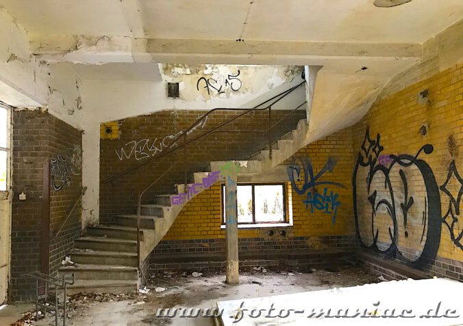 Geschwungene Treppe in verlassener Brauerei Sternburg