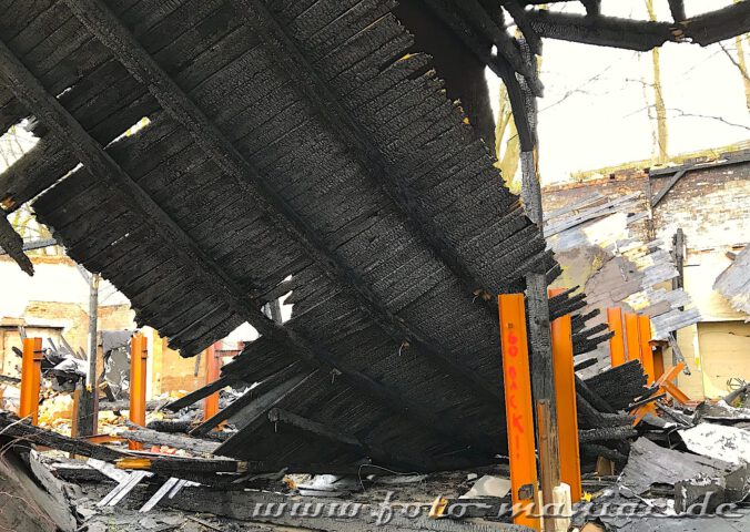 Das Dach ist nach einem Brand eingestürzt
