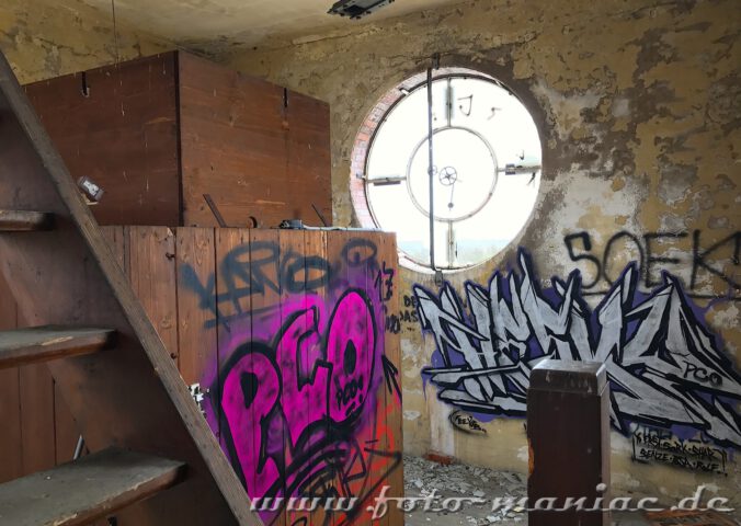 Blick auf die Reste einer Turmuhr in der verlassenen Brauerei Sternburg