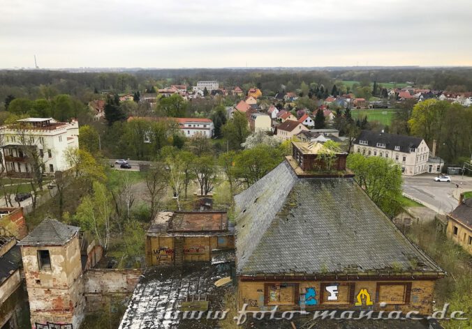 Hinter den maroden Gebäuden der verlassenen Brauerei Sternburg lugen die Häuser von Lützschena hervor