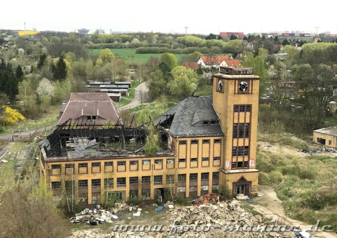 Blick auf ein marodes Gebäude der verlassenen Brauerei Sternburg