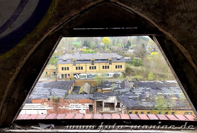 Blick aus dem Dachfenster auf marode Bausubstanz der verlassenen Brauerei Sternburg