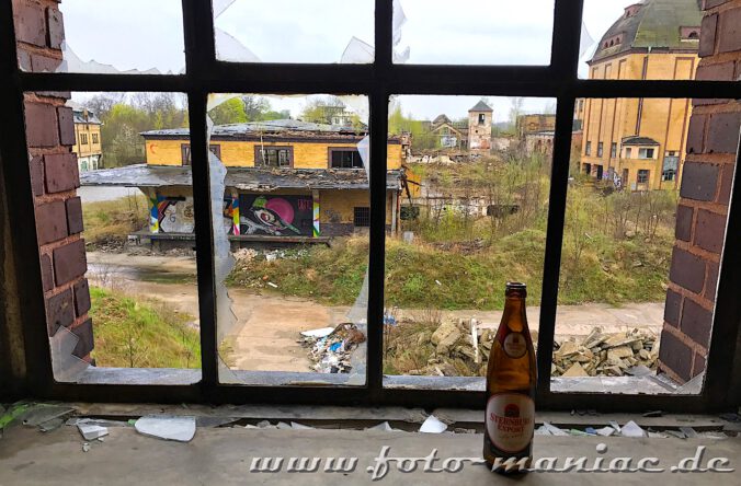 Bierflasche am Fenster der verlassenen Brauerei Sternburg steht auf dem Fensterbrett