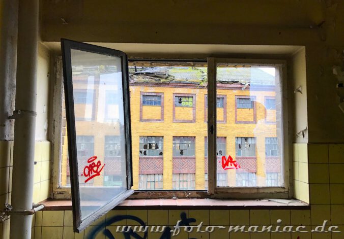 Blick aus einem Fenster auf Gebäude der verlassenen Brauerei Sternburg