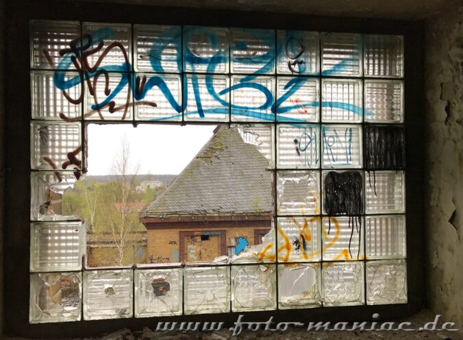 Kaputtes Fenster aus Glasbausteinen in der verlassenen Brauerei Sternburg