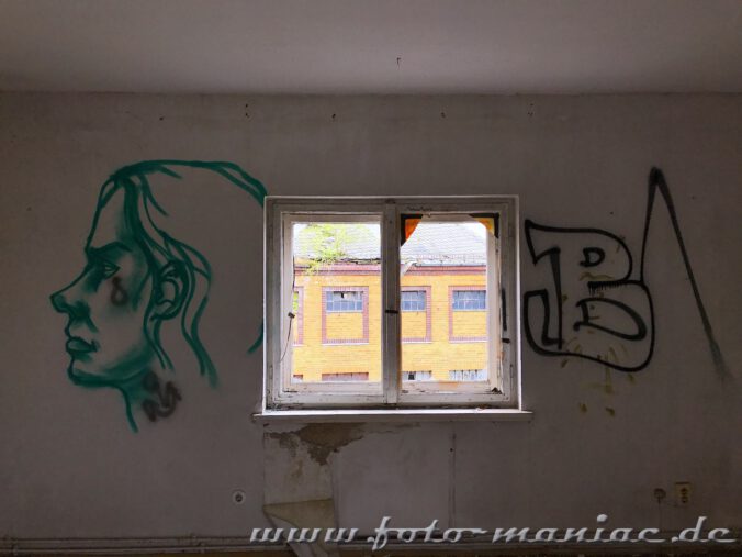 Fenster und Graffiti in der verlassenen Brauerei Sternburg