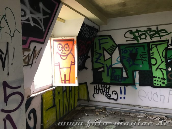 Graffiti an Wänden und Fensterscheibe in der verlassenen Brauerei Sternburg