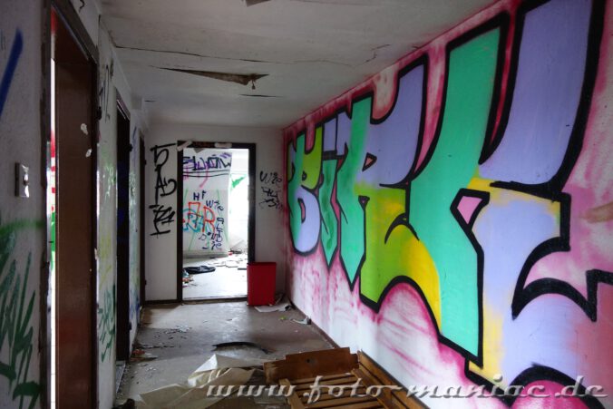 Überall an den Wänden Graffiti
