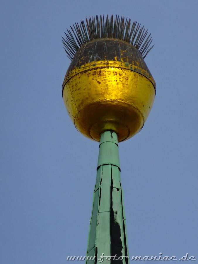 Stacheln auf der goldenen Kuppel des Roten Turms