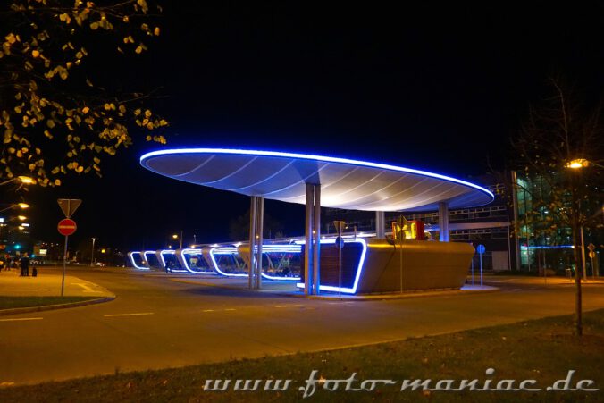 Wie ein gestrandetes Ufo sieht der beleuchtete Busbahnhof bei Nacht aus und gehört zu den fotogenen Ecken in Halle