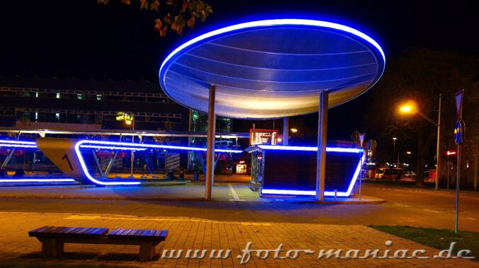 Der beleuchtete Busbahnhof gehört zu den fotogenen Ecken in Halle