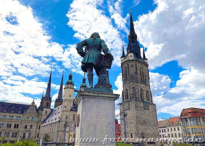 Das Händel-Denkmal vor den Türmen der Marktkirche und dem Roten Turm gehört zu den fotogenen Ecken in Halle