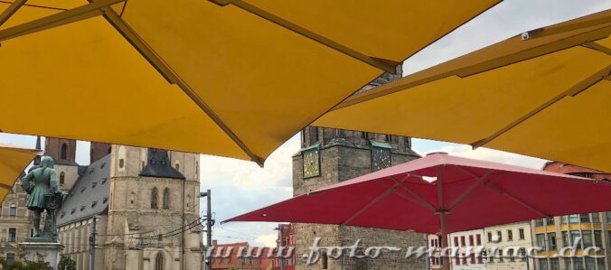 Roter Turm, Händel und Marktkirche lugen unter Sonnenschirmen vor und gehören zu den fotogenen Ecken