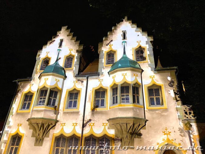 Beleuchtete Gebäude der Moritzburg