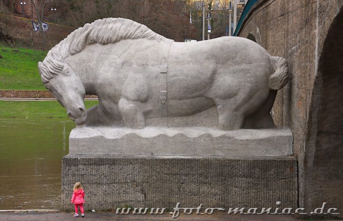 Fotogene Ecken in Halle - dazu zählt auch das steinerne Pferd an der Giebichensteinbrücke