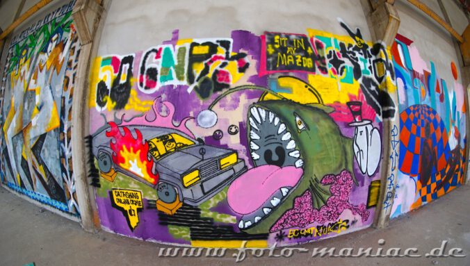 Ein Wal mit offenem Maul - Graffiti im Sportkomplex