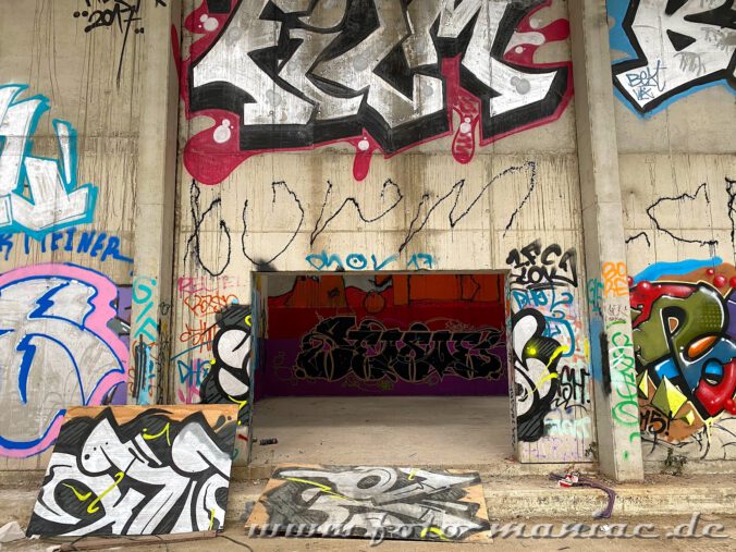Graffiti-Wände in einer Sporthalle