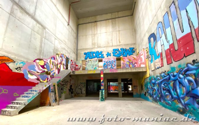 Die Wände der Sporthalle sind mit Graffiti besprüht
