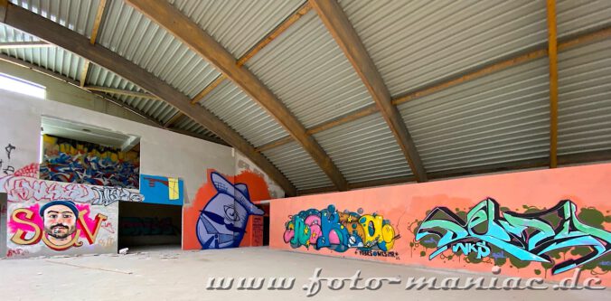 Blick in eine Sporthalle mit Graffiti-Wänden