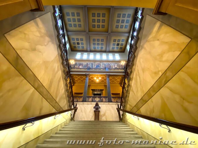 Treppe im Löwengebäude der Uni Halle