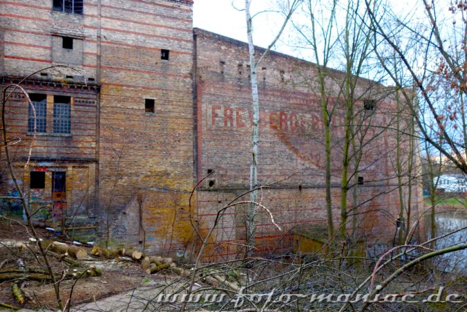 Blick auf eine Seitenwand der alten Freyberg-Brauerei in Halle