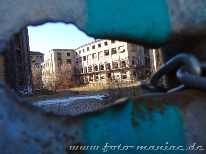 Blick durch ein Loch aufs Gelände der maroden Freyberg Brauerei in Halle