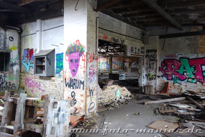 Marode Werkstatt mit Graffiti