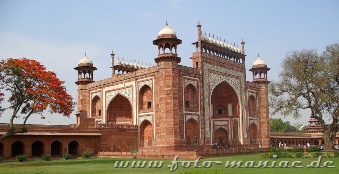 Der Besuch des Taj Mahals, hier der Eingang, ist Teil einer Bustour durch Indien
