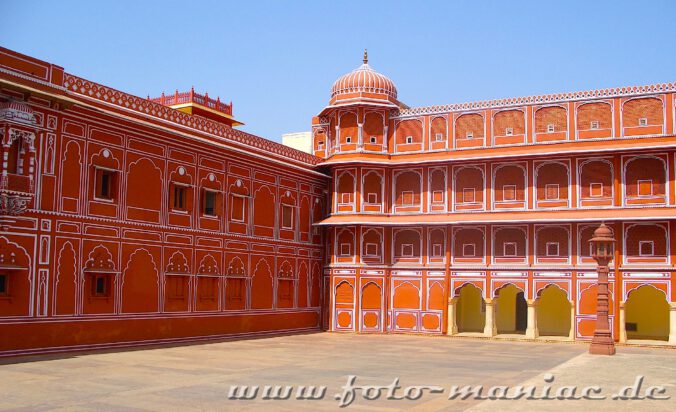 Auf der Busreise durch Indien ist der Stadtpalast von Jaipur eine Station
