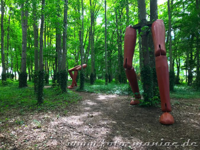 Beine im rennenden Wald des märchenhaften Chateau Rivau