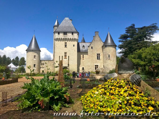 Ein Maulwurf sitzt vor dem märchenhaften Chateau Rivau in einem Beet-Hügel