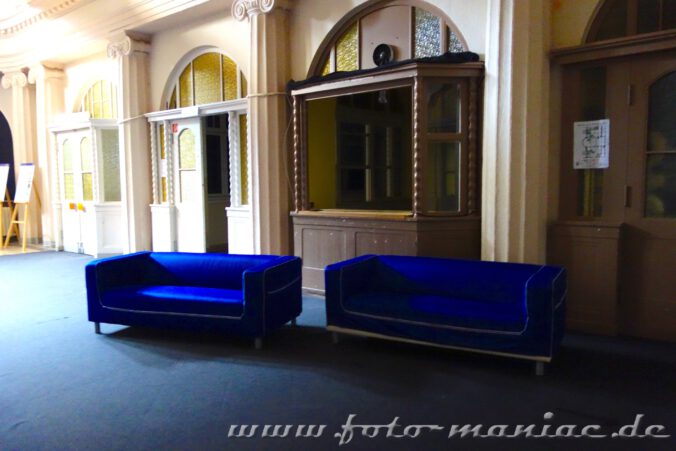 Zwei Sofas im Foyer des Stadtbads