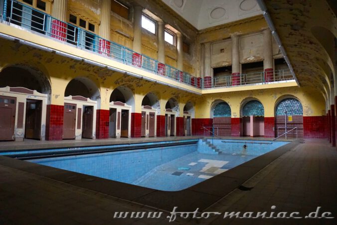 Leeres Becken in der Frauenschwimmbad im farbenprächtigen Stadtbad Leipzig