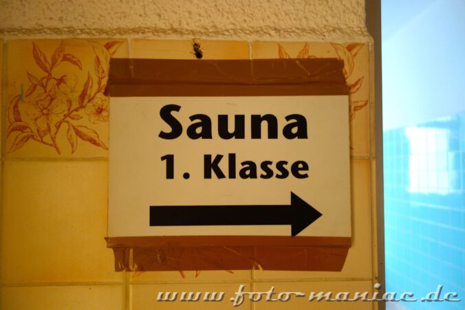 Schild zur Sauna im farbenprächtigen Stadtbad Leipzig