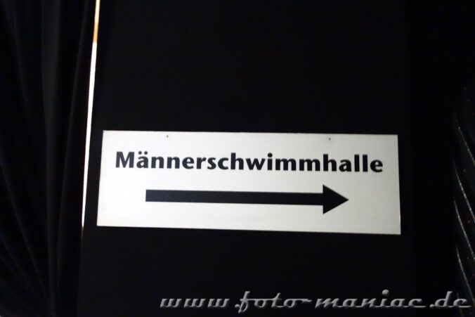 Hinweisschild zur Schwimmhalle