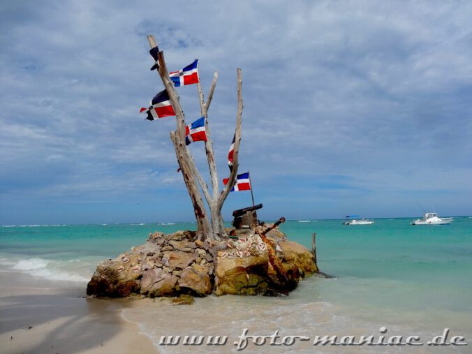 Steininsel mit den Flaggen der Dominikanischen Republik