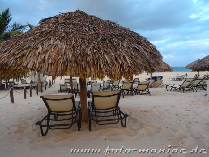 Leere Strandliegen in Punta Cana