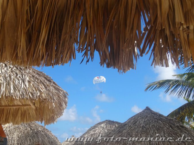 Am Fallschirm im Paradies in der Karibik