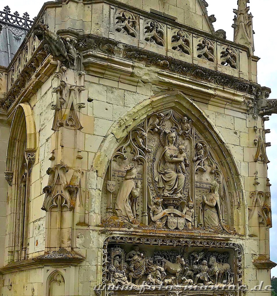 Das schöne Portal der Kirche im Schloss Amboise