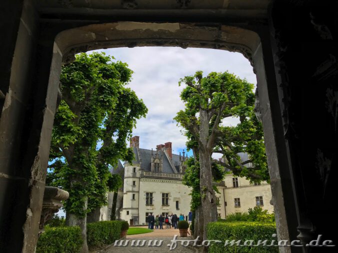 Blick aus der Schlosskirche auf das zweiflüglige Loire-Schloss Amboise