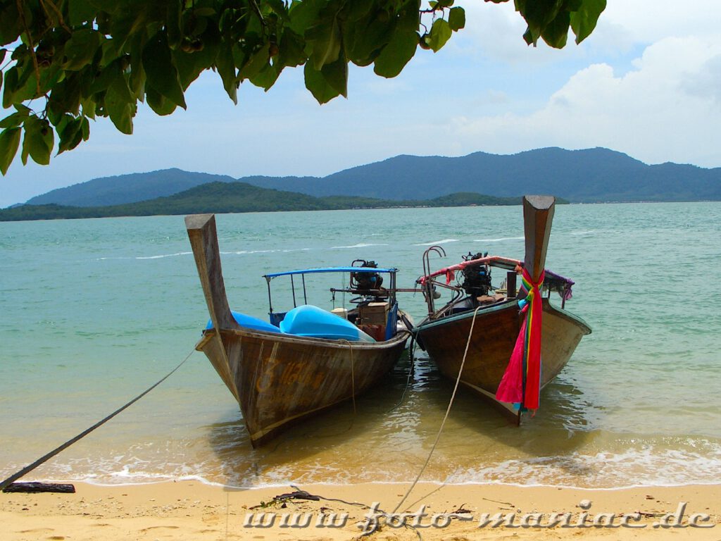 Thailands schmucke Juwelen - zwei Boote auf dem Strand