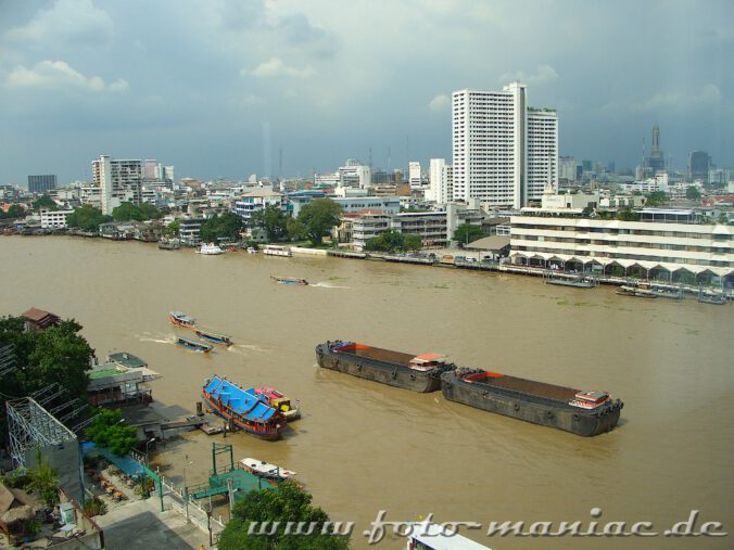 Blick aus einem Hotelfenster auf den Chao Phraya